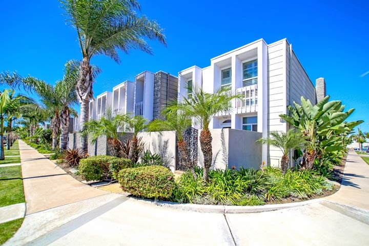 Weatherly Bay Community Condos For Sale In Huntington Beach, CA